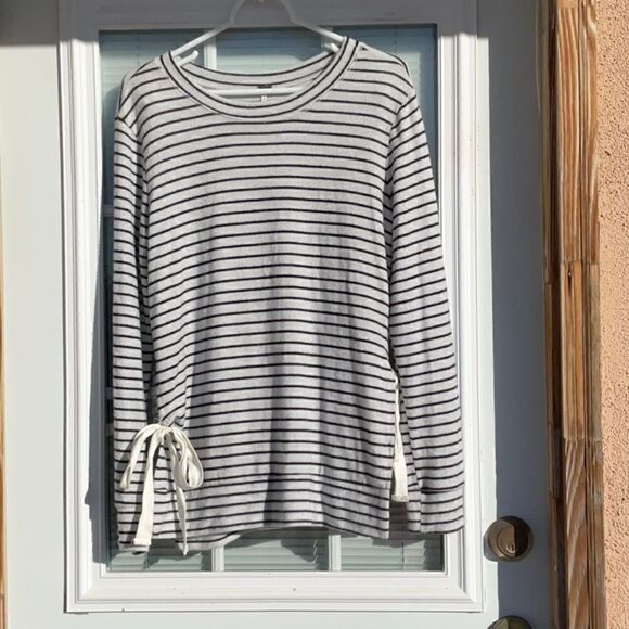 Take 50% OFF- Poofw Black&White Women’s Sweater, Size-L - Picture 1 of 7